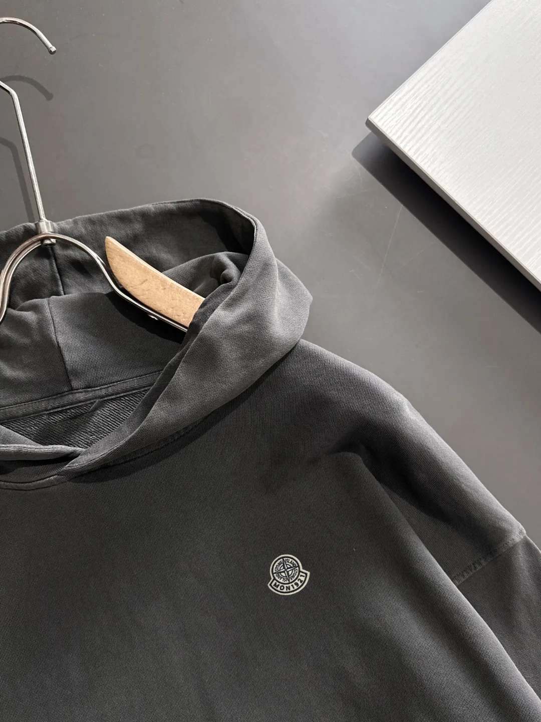 Next day shipping P720 Stone lsland/stone island high quality 2025 autumn and winter new casual heavy industry suit exclusively developed by yb! High quality production! The top version of the trading company channel order, external orders for imported custom fabrics, high breathability and comfort, impeccable details, absolutely worth buying! This type of suit is also a must-have for lazy people. You don’t have to think about how to match it, you can just get it in one set! Brand element design concept, delicate and soft feel! It presents a casual cut and the upper body shape is great! On sale simultaneously on the official website! From a high-end men's positioning brand, the low-key luxury taste is irresistible! Exquisite workmanship and impeccable quality! The overall style is simple, fashionable and timeless, fully meeting the requirements of stylish and tasteful dressing! Sizes: S to XXL (or state your height and weight when placing an order)